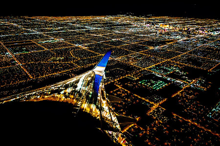 夜里飞机外面的城市灯光图片