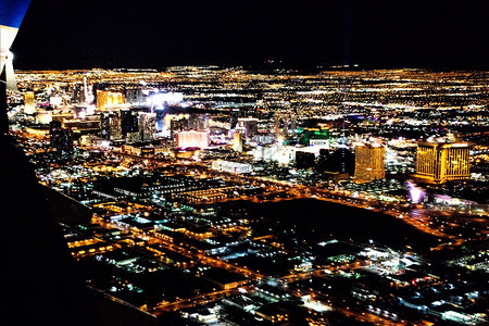 夜里飞机外面的城市灯光背景图片