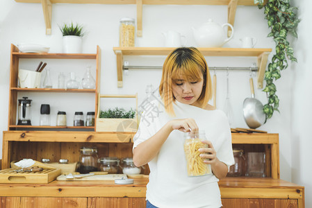 女在厨房吃垃圾食品图片