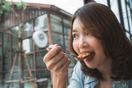 在餐厅或咖啡馆吃一盘意大利海鲜面条笑着看食物图片