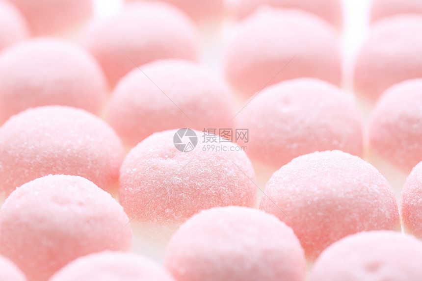 白色背景中的粉红果冻糖图片