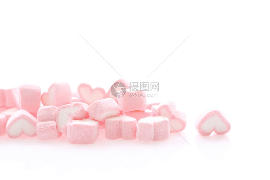白色背景中孤立的粉红心脏图片