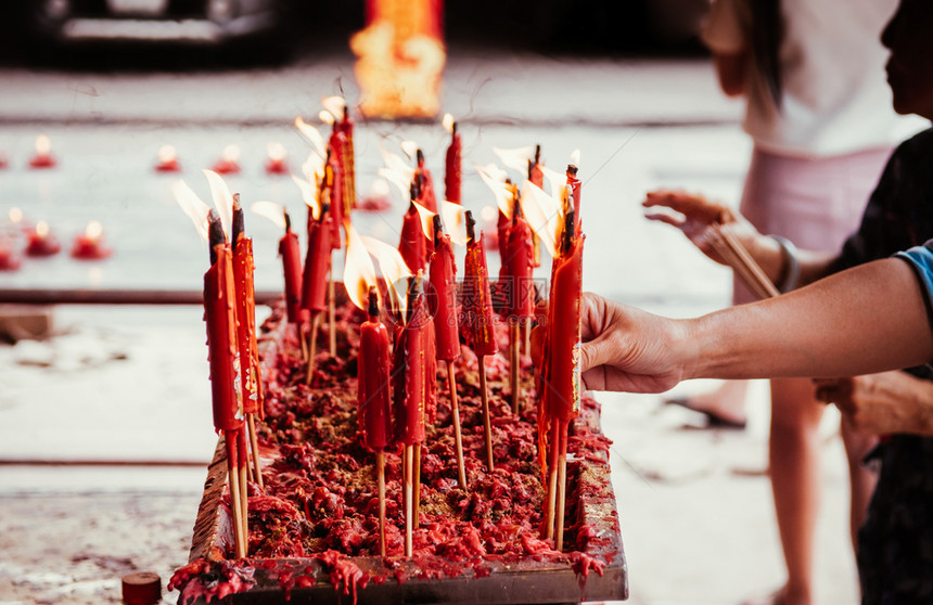 在bangko的watmngkoamlwt著名的寺庙watkmlwtlungoeiy点燃红蜡烛图片