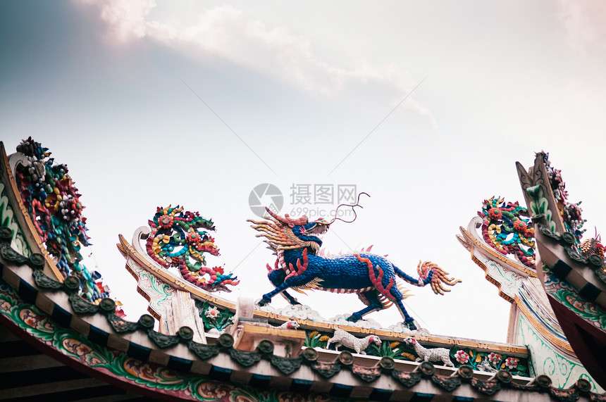 寺庙屋顶上的中华龙头独角兽雕像在寺庙邦科泰国的屋顶上Kylin或r在屋顶上图片