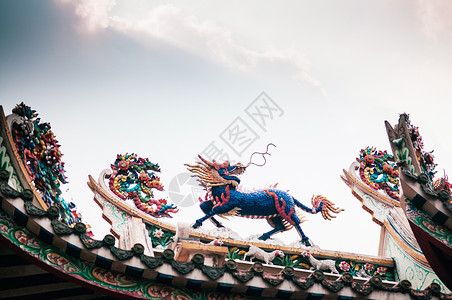 龙首寺庙屋顶上的中华龙头独角兽雕像在寺庙邦科泰国的屋顶上Kylin或r在屋顶上背景