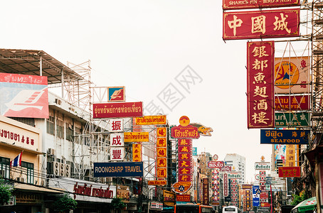 繁忙街道上的广告牌背景图片