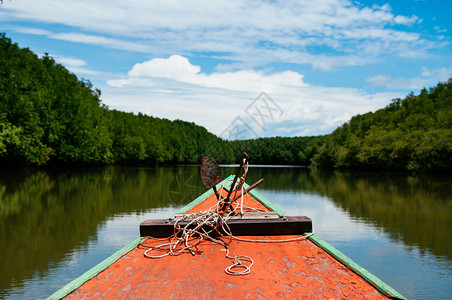 富多彩色的泰海渔船头顶上面有铁锈锚和绳索KohCang红树林风景图片