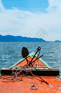 多彩的泰海渔船头顶上挂着铁锈锚和绳索的千张岛风景图片