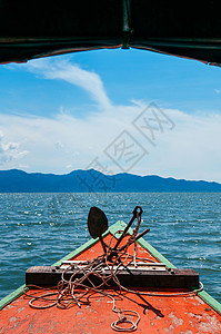 多彩的泰海渔船头顶上挂着铁锈锚和绳索的千张岛风景高清图片