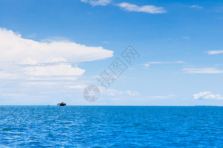 蓝色的夏天空白色的云彩和热带海景靠近泰国河口的千头图片