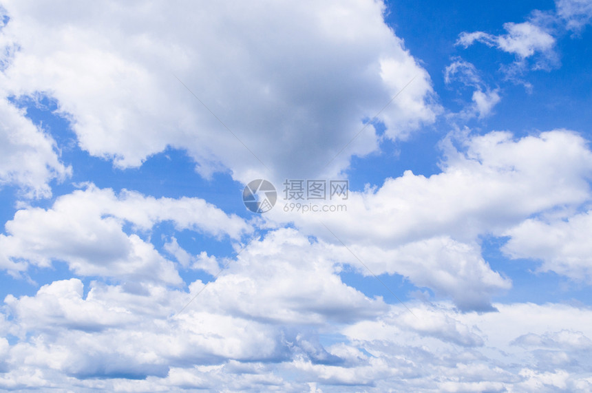 热带泰国雨林中部分为白云的蓝色夏日天空图片