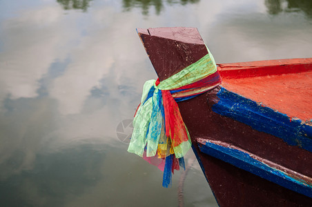 塔伊兰木制渔船头部紧缠在热带禁航河的道上图片