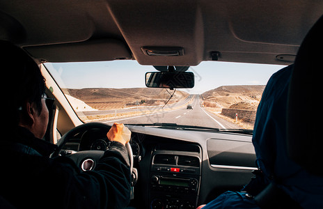 在沙漠路上驾驶汽车图片