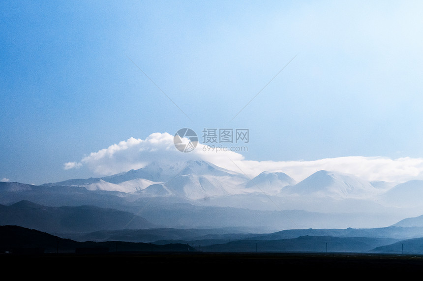 埃尔西耶火山冬雾的一天图片