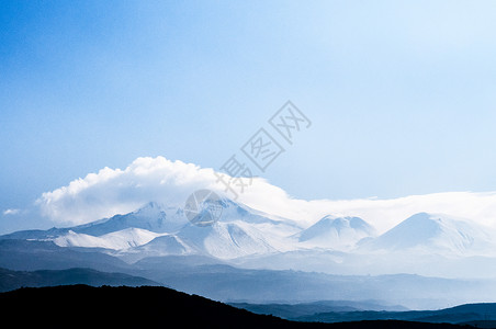 埃尔西耶火山冬雾的一天图片