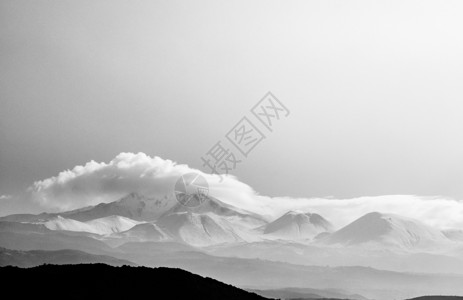 冬天雾的一埃尔西耶火山的黑色和白图象Kakseri火鸡图片