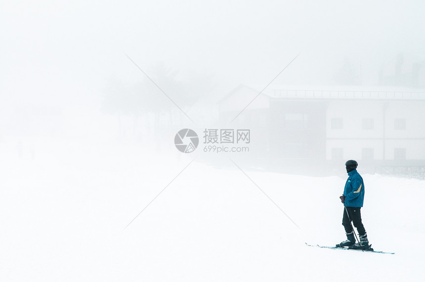 奥西耶山滑雪度假胜地的游客图片