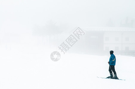奥西耶山滑雪度假胜地的游客图片