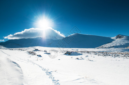 冬天晴朗的厄尔西耶火山高清图片