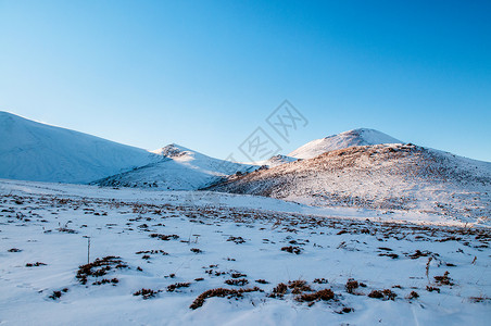 冬季晴天时满是雪的厄尔西耶火山图片