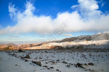 冬季晴天晴朗时满是雪的厄尔西耶火山高清图片