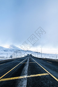 黑色山路有埃尔西耶山火冬季下雪背景为Kayseri和火鸡图片