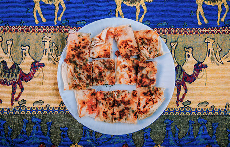 典型的土耳其早餐带草药和奶酪美丽的土耳其风格餐桌布高清图片