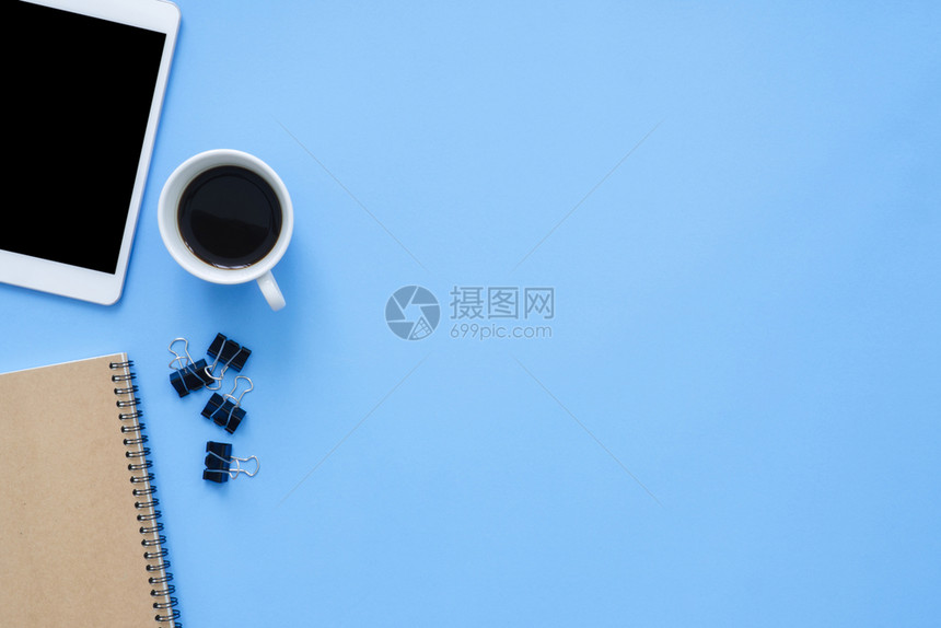 办公桌工作空间平面用智能设备咖啡杯和蓝面纸背景笔记本制作的工空间模拟照片图片