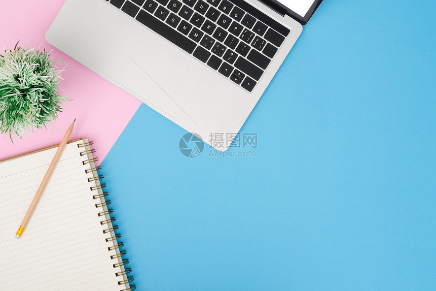 工作空间办公桌的顶层上面有笔记本铅和以蓝色粉背景植入的物顶层视图上面有复制空间平面摄影图片
