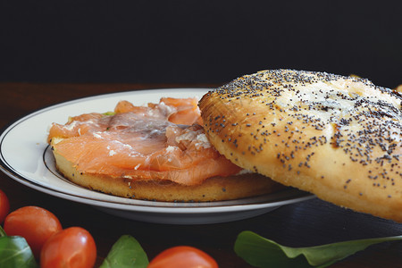 烤鲑鱼加奶油酪面包圈美味的食物概念图片