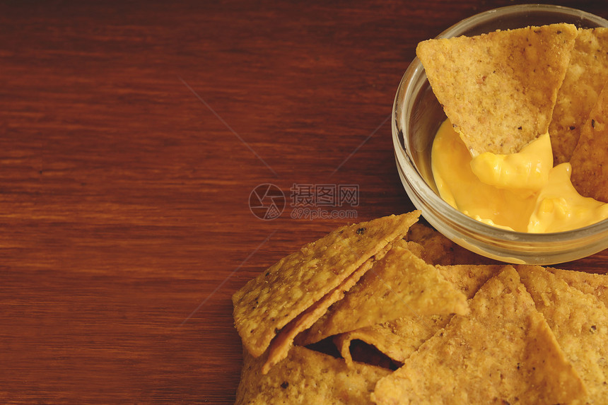 玉米片上面有奶酪酱的玉米片不健康食品概念图片