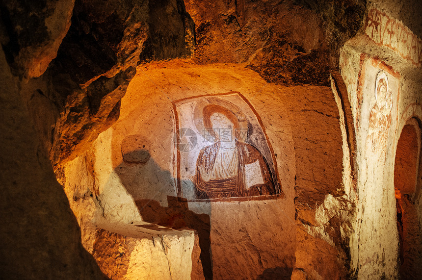 JUN32018Goremnvshir火鸡古老壁画在Gorem开放空气博物馆的洞穴教堂墙壁上图片