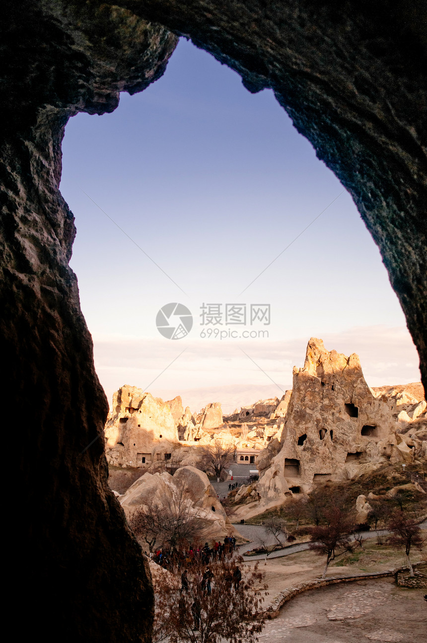 异国古老的尼姑火山岩表层中的位于戈雷梅露天博物馆卡帕多西亚火鸡图片