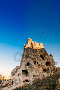 异国古老的尼姑火山岩表层中的位于戈雷梅露天博物馆卡帕多西亚火鸡图片