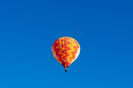 蓝天空中漂浮的彩色热气球图片