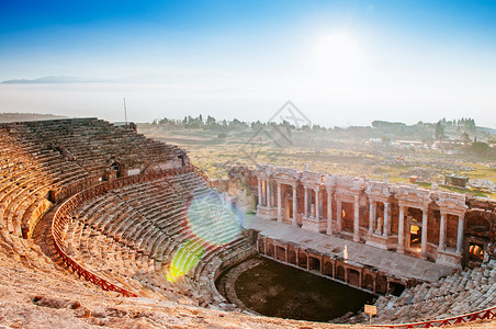 赫拉波利斯和帕穆克卡莱古老的山顶木偶剧院废墟包括游客帕穆卡勒迭尼西里火鸡背景