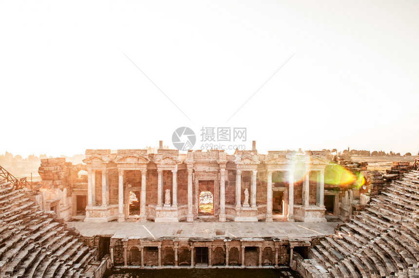 古代高原地平剧院的废墟有闪光照明弹帕穆卡勒迭尼西里火鸡图片