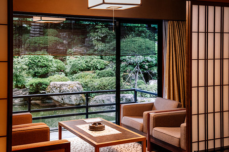 2013年5月日GifuJapn古老的日本旅馆客厅有滑动门木板和回转设计扶架椅背景图片