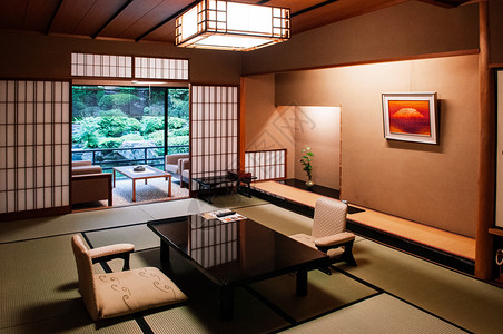 2013年5月日GifuJapn古老的传统日本客厅有滑动门塔米垫底黑木板桌和反向设计座椅背景图片