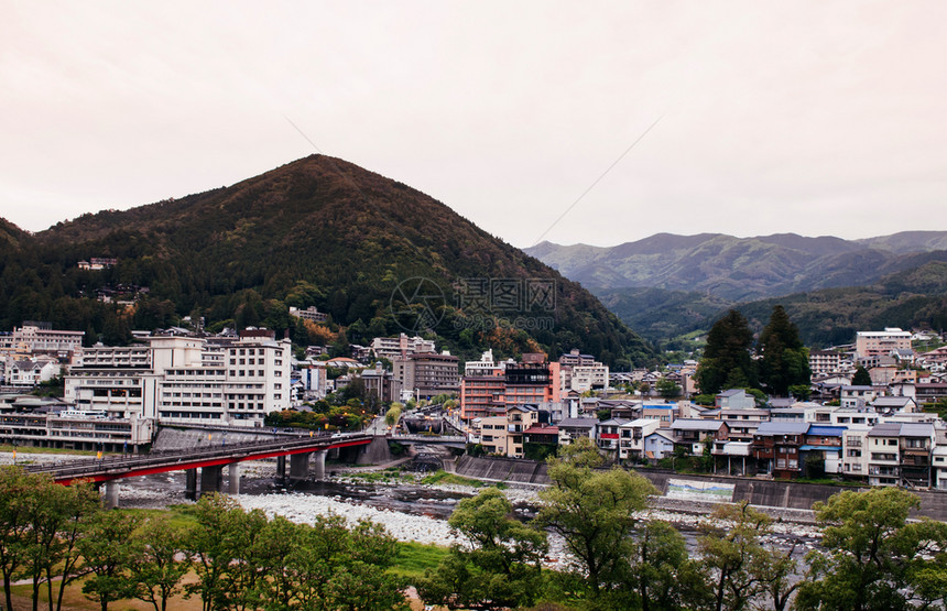 自然河流和绿色的山日本Gifu温泉度假胜地秋季图片