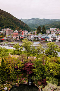 自然河流和绿色的山日本Gifu温泉度假胜地秋季图片