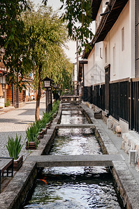 古川古老的日本传统木制房屋和小的自然溪流包括hideafurkw镇古老的历史城背景