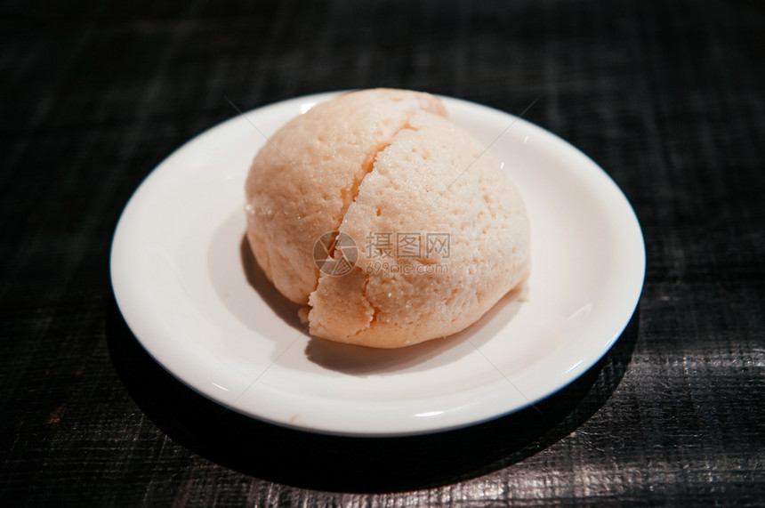 美丽的日本著名甜瓜面包切成半块白板上的隐藏furkaw镇gufjapn图片