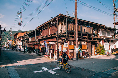 古川2013年5月6日gifujapn古老的传统木屋和日本游客在街上荡以及hideafurkw镇古老历史城的小型自然流背景
