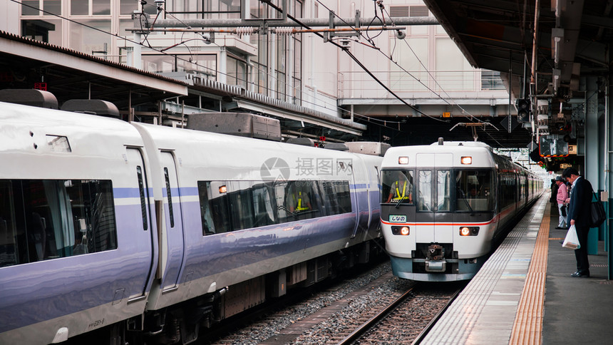 2013年5月9日Nagnojpzus快车和hinao线列车图片