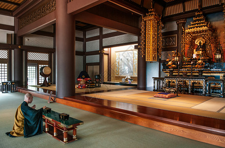 布拉玛2013年5月日奈戈亚雅潘日本和尚在古老的日本佛像大厅祈祷由古拉隆功国王送去雅潘背景