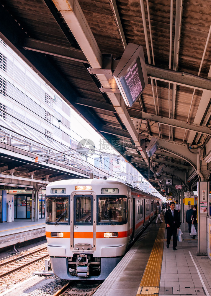 2013年5月日NAgoyaJpngifu当地火车线站停在Nagoy站jrchuo主线平台上图片