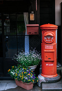 2013年5月9日纳加诺nago2013年雅潘japn古老的日本红邮箱紧靠nari后城nrijuk老房子的花盆旁纳卡桑多路的中点背景图片