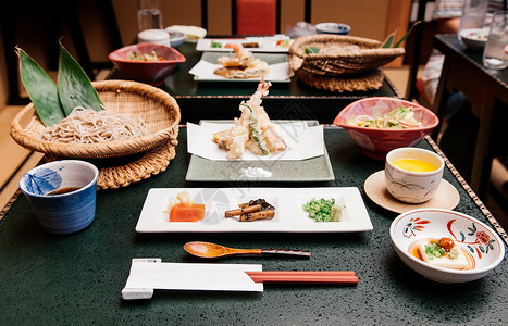 晚餐桌上的茶食辣牛肉沙拉和青菜叶，美味佳肴背景图片