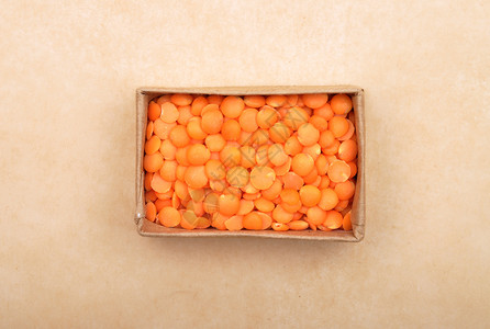 红扁豆碳和棕色背景图片